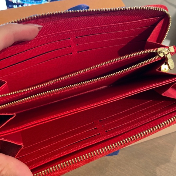 Louis Vuitton Designer Wallet- Authentic Monogram $800.00  use 3 times only - Picture 3 of 5